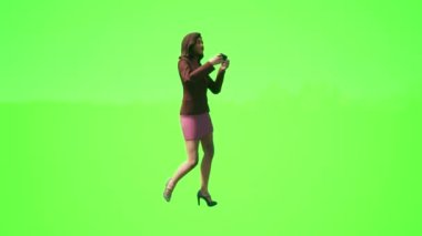 3D insanlar yeşil ekranlı kadın avukat mekanın fotoğraflarını çekiyor, yürüyor ve mesajlaşıyor.