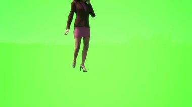 3D insanlar yeşil ekran. Kadın hemşire cep telefonuyla konuşuyor ve hastanede yürüyor.