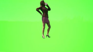 3D insanlar yeşil ekranlı Afrikalı kadınlar cep telefonuyla konuşuyor ve çıkıyorlar.