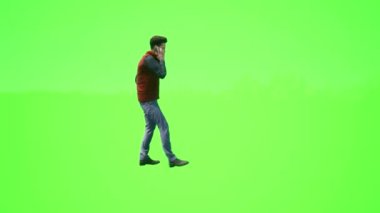 Erkek çalışan karısıyla konuşuyor ve yürüyor. Yeşil ekranda izole edilmiş 3 boyutlu gerçekçi insanlara çarpıyor..