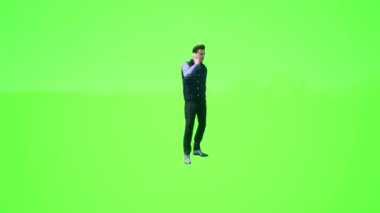 Genç öğrenci cep telefonuyla sınıf arkadaşıyla konuşuyor ve yürüyen Benton, gerçekçi 3D insanları yeşil ekranda izole ediyor..