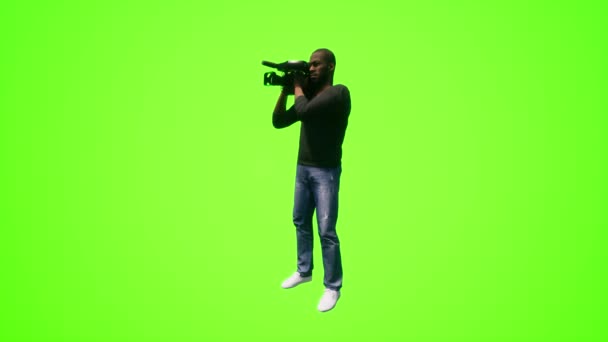Erkek Kameraman Muhabir Çekim Yapıyor Gerçekçi Boyutlu Insanlar Yeşil Ekrana — Stok video