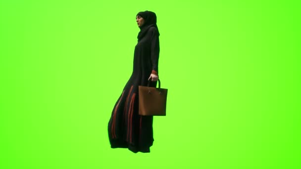 Muslimska Kvinnor Svarta Kläder Går Med Handväskor Promenader Gatan Realistiska — Stockvideo