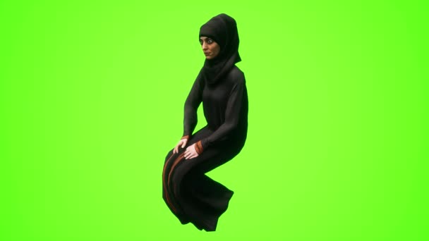 Арабская Продавщица Сидит Разговаривает Магазине Реалистичные Люди Делают Изолированные Зеленом — стоковое видео