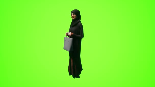 阿拉伯穆斯林妇女在商店里旅行 购物和提问 现实的3D人在绿色屏幕上把她们孤立起来 — 图库视频影像