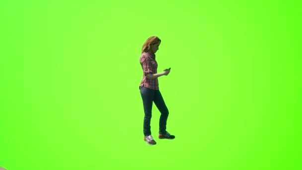 Insanlar Yeşil Ekran Genç Avrupalı Amerikalı Kadınlar Cep Telefonu Kullanıyor — Stok video