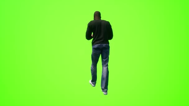 Siyah Adam Cep Telefonuyla Oynarken Konuşuyor Çalışıyor Gerçekçi Insanlar Yeşil — Stok video