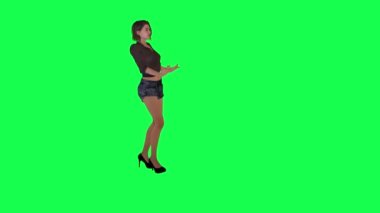 Kahverengi bluzlu, siyah şortlu, yeşil ekranlı sol açılı Avrupalı bir kadının paketi.