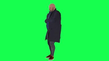 Kızgın ve sinirli İngiliz adam yeşil ekranda bekliyor.
