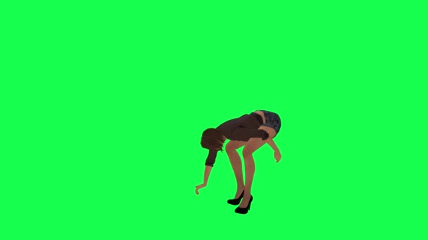 緑の画面の右側の角度から石を拾い 反対側に投げるアメリカ人女性 — ストック動画