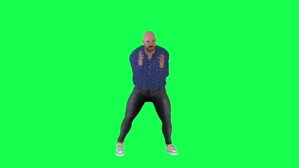 穿着蓝色衣服在绿色荧幕上跳舞的胖秃头男人 — 图库视频影像