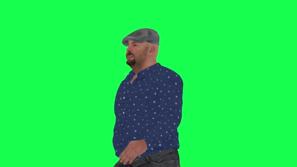 穿着蓝色衬衫 头戴灰色帽子的英国胖子在绿色屏幕上从正确的视角说话 — 图库视频影像