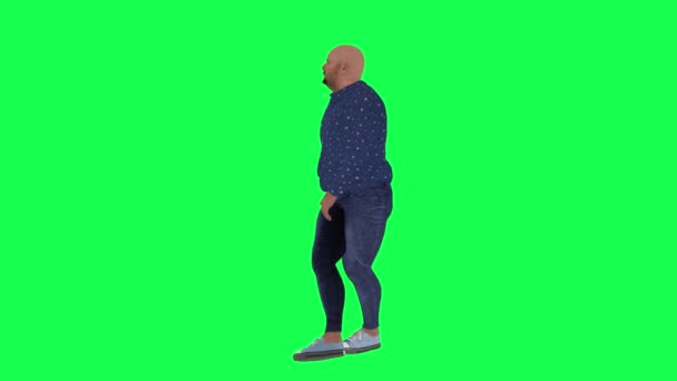 Tlustý Muž Modrém Oblečení Chodí Mluví Zelené Obrazovce — Stock video