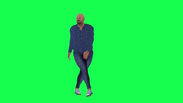Stolpernder Und Sprechender Betrunkener Blauer Kleidung Auf Grünem Bildschirm — Stockvideo