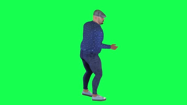 脂肪はげ中年英国人で青の服とグレーの帽子で左から見る緑の画面 — ストック動画
