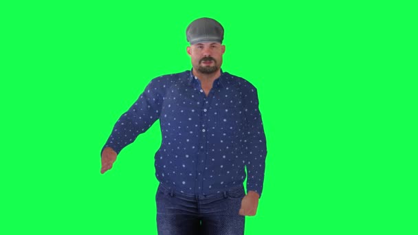 从绿色帷幕前看身着蓝色制服头戴灰色帽子的胖秃头德国中年男子的军礼 — 图库视频影像