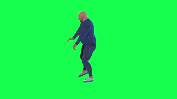 脂肪はげヨーロッパの男は踊り 緑の画面上の右側のビューから青い服で応援 — ストック動画