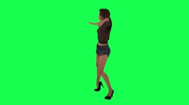 Kahverengi elbiseli İngiliz kadının üst vücut dansı, yüksek topuklu ve yeşil ekrandaki dik açılı siyah şort.