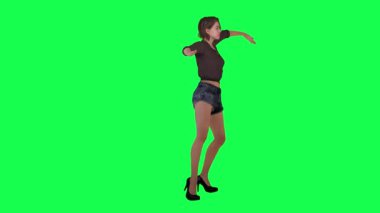 Kahverengi elbiseli Avrupalı bir kadının üst vücut dansı, yüksek topuklu ayakkabılar ve yeşil ekrandaki sol açıdan siyah şortlar.