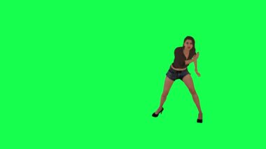 Güzel bir sokak kadını yeşil ekranda karşı açıdan bir kepçeyle dans ediyor.