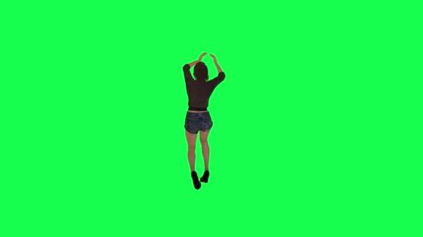 Straßenfrau Wirft Ball Aus Dem Hinteren Winkel Auf Grüne Leinwand — Stockvideo
