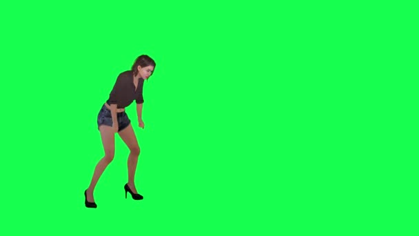美しい反抗的な女性は緑の画面上の左側の角度から地面に落ちる — ストック動画