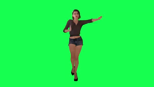 穿着棕色衣服 黑色短裤和高跟鞋的年轻女子在绿色荧幕上从前面的角度跳舞和欢呼 — 图库视频影像