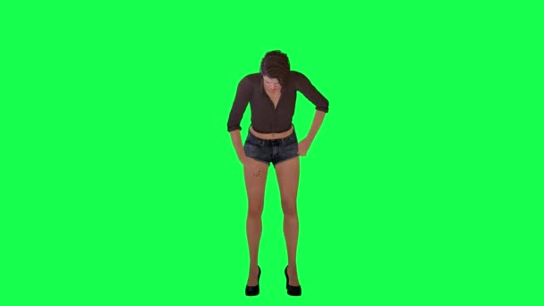 穿着衣服 棕色头发 黑色短裤和高跟鞋的女游客在绿色屏幕上从地板上从相反的角度捡起一个物体 — 图库视频影像