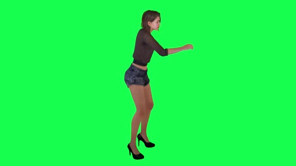 漂亮的女人 穿着棕色衣服 黑色短裤 脚后跟从左边的角度在绿色的屏幕上拉杠杆 — 图库视频影像