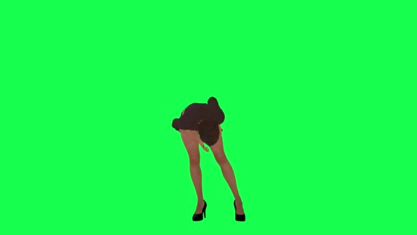 漂亮的抗议年轻女子腿从前面的角度一瘸一拐地躺在绿色的屏幕上 — 图库视频影像