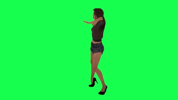 穿着棕色衣服 高跟鞋和黑色短裤的英国女人在绿色荧幕上从直角跳的上半身舞 — 图库视频影像