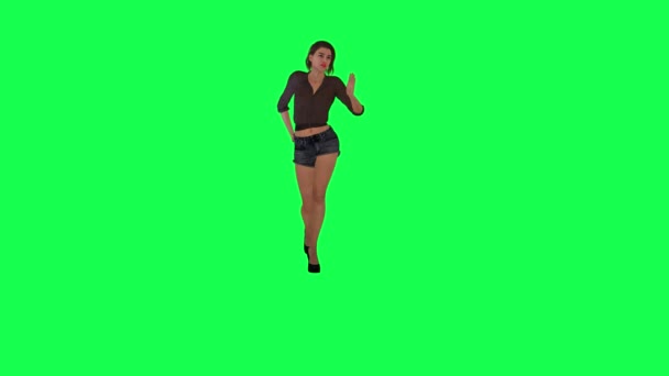 穿着棕色衣服 高跟鞋和黑色短裤的漂亮女人从相反的角度走过来 在绿色的屏幕上跳舞 摆出一副快乐的姿势 — 图库视频影像