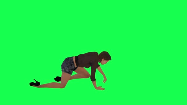 一位穿着高跟鞋和黑色短裤的棕色连衣裙的年轻女子从左边的绿色屏幕上移动 — 图库视频影像