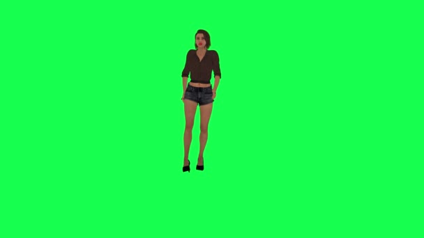 穿着高跟鞋 黑色短裤 棕色头发的小女孩走在绿屏上找她的朋友 — 图库视频影像