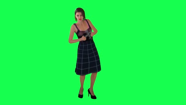 乡村姑娘 棕色的头发 黑色的上衣 黑色的和蓝色的条纹裙 高跟鞋 从相反的角度在绿色的屏幕上感到惊讶和快乐 — 图库视频影像
