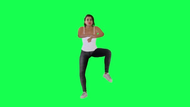 茶色の髪 白いドレス 灰色のズボンと白い靴を持つ英語の女性は 彼女の手と足で踊り 緑の画面上のフロントビューから応援 — ストック動画
