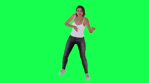 白いドレス グレーのパンツ 白い靴の女性アーティストは 緑の画面上の正面角度から路上でギターを演奏 — ストック動画