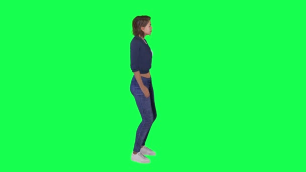 一个女人 棕色头发 身穿蓝白相间的连衣裙 蓝色的裤子和白色的鞋子 四处张望 在绿色的屏幕上从左角寻找她的朋友 — 图库视频影像