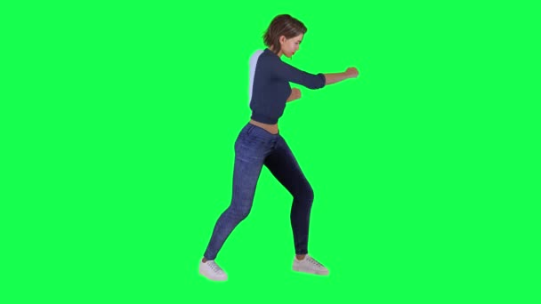 青い白いドレスと青いパンツと緑の画面上に左の角度からボクシングを練習白い靴の女性選手 — ストック動画