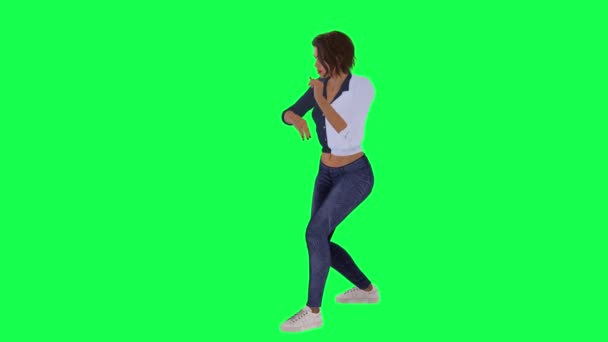 女性のラッパーは 緑の画面上の右側の角度から青い白いドレス 青いパンツと白い靴でフリースタイルを実行 — ストック動画
