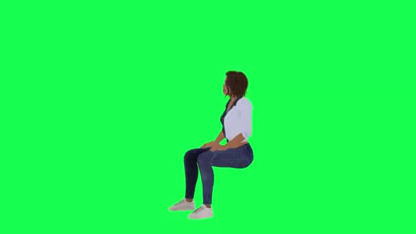 女性観客ウォッチングサッカーで座っている位置突然立ち上がりと歓声彼女のお気に入りのチームから右角で緑の画面 — ストック動画