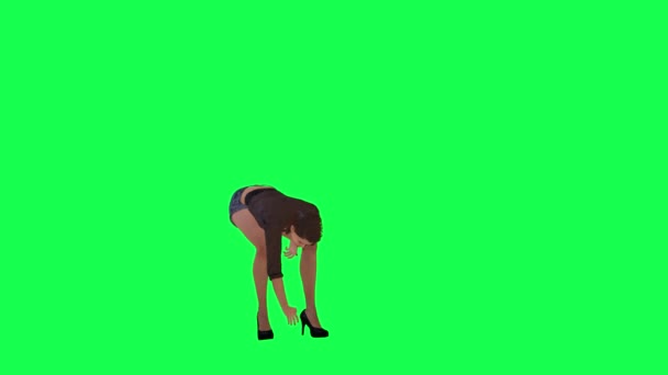 一个穿着棕色衣服和黑色短裤的叛逆女人从地上捡起一块石头 从相反的角度扔到绿色的屏幕上 — 图库视频影像
