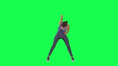 Zayıf bir kadın dans ediyor ve gri giysiler içinde futbol takımı için tezahürat yapıyor. Karşıdan yeşil ekran, kroma anahtar insanları izole ediyor.