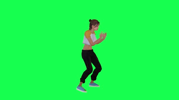 身着黄色白衣 黑色裤子和蓝色鞋子的女舞蹈家在绿色荧幕上从左角跳鸡舞 使有色人种成为孤立无援的关键人物 — 图库视频影像