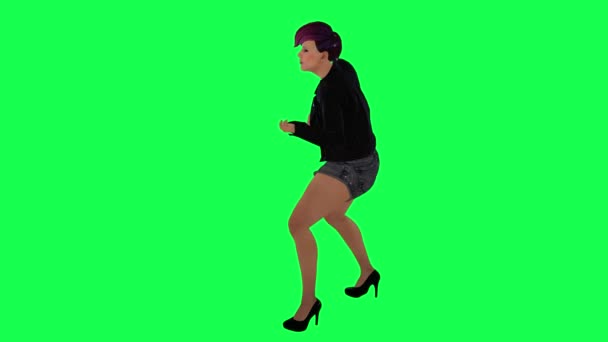 黒のジャケットの女性ミュージシャン黒のショートパンツと黒のハイヒール演奏ギターから右の角度で緑の画面レンダリングクロマキー人孤立 — ストック動画
