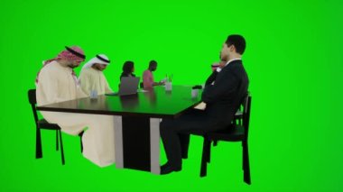Arap ve Afrikalı Avrupalı iş adamlarının birbirleriyle konuştukları ve yeşil renkli perdeli bir masada otururken yatırım yaptıkları 3 boyutlu animasyonlar. Yeşil ekrandaki izole edilmiş bir grup insan.