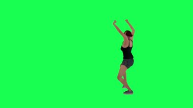 Orta yapılı, yeşil ekranda yaralı, siyah ve koyu pembe saçlı siyah gözlü, siyah tangalı koyu tenli, siyah taytlı ve tusi spor ayakkabılı bir kadın.
