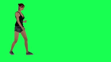 Orta yapılı, yeşil ekranlı, siyah ve koyu pembe saçlı, siyah gözlü ve yaralı yüzlü, siyah giysili, koyu renk taytlı ve kahverengi ayakkabılı bir kadın.
