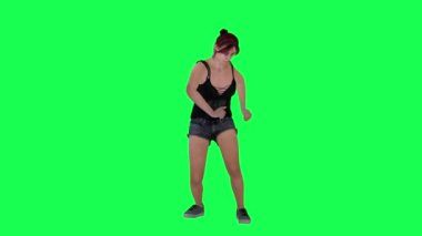 Orta yapılı, yeşil ekranda yaralı, siyah ve koyu pembe saçlı, siyah tenli, siyah tangalı, siyah taytlı ve kahverengi spor ayakkabılı bir kadın.