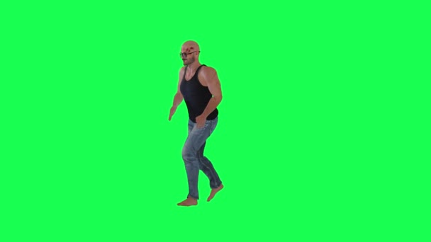 Человек Атлетическим Телом Зеленом Экране Солнцезащитных Очках Черных Качелях Синих — стоковое видео